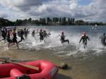 Die 74 Triathleten des Landesliga-Wettbewerbs st&uuml;rmen ins Wasser.