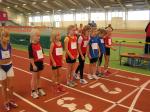 Vor dem 800 m Lauf  wartet Nele Schl&uuml;ter (3.v.r.) gespannt auf den Startschuss.