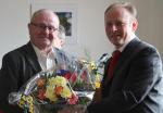 Aus den H&auml;nden des Pr&auml;sidenten des Tennisverbandes Sachsen-Anhalt, erhielt Bernd Gothe die Ehrennadel in Gold.
