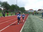 Noch ist Nina an Platz eins im 800m Lauf, kurz danach wird sie von Fabienne &uuml;berholt.