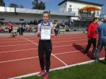 Chenoa-Leonie Gehrmann mit ihrer Urkunde f&uuml;r Platz 2 im 100m Lauf.