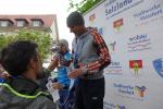 Als schnellster L&auml;ufer &uuml;ber den 10-Kilometer-Stadtwerke-Pokal-Lauf bekommt Thomas Erxleben vom Gesch&auml;ftsf&uuml;hrer der Stadtwerke den Pokal pers&ouml;nlich &uuml;berreicht.
