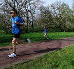Daniel Wuwer, der als Pacemaker nebenher lief: War cool mit Emily. Auf diesen kurzen Strecken stehe ich daf&uuml;r „noch“ bereit. Die Qual kam erst danach bei meinem eigenen Lauf. Bei ihr ging das noch super.