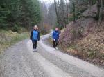Beim Aufstieg zur 375m hoch gelegenen 'Hohen Warte' machte Petra und Sabine der Festtagsspeck ganz sch&ouml;n zu schaffen. 