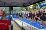 Vor dem Schwimmstart werden die 170 Starter aus dem Startblock mit den gr&uuml;nen Badekappen angeheizt. Renate Liedtke von der Gaensefurther Sportbewegung (Mitte) ist mitten drin!
