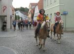 Reiter in historischen Kost&uuml;men begleiteten die L&auml;ufer zum Start.
