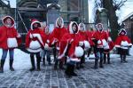 Gegen kalte Füße hatten die Pop-Mäuse sowie die Mädchen der Dance-Factory auf dem Weihnachtsmarkt in Wolmirsleben das passende Mittel. Bei ihrem Auftritt zeigten sie ihr aktuelles Weihnachtsprogramm, bei dem sich so manche Zuschauer im Takt der Musik mit bewegten. Gegen kalte Füße hatten die Pop-Mäuse sowie die Mädchen der Dance-Factory auf dem Weihnachtsmarkt in Wolmirsleben das passende Mittel. Bei ihrem Auftritt zeigten sie ihr aktuelles Weihnachtsprogramm, bei dem sich so manche Zuschauer im Takt der Musik mit bewegten.