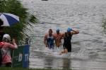 Janko Schlenker (l.) verl&auml;&szlig;t als erster Gaensefurther das Wasser.