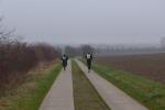 Stefan Sindermann und Neuzugang Stephan Kreuschmer (v.l.) auf 6,1 Kilometern durch die Natur. Den Anstieg am Fu&szlig;e des „Bullenstedter Brockens“ hatten sie hier schon hinter sich und der n&auml;chste Kilometer f&uuml;hrte sie wieder sanft hinunter nach Ilberstedt ins Ziel.