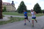 Vorbei am Schloss Moritzburg Zeitz, wurde Thomas Braun auf den letzten Metern von Daniel Wuwer angespornt, der seine f&uuml;nf Kilometer-Distanz schon absolviert hatte.
