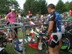Detlef Sch&auml;fer trifft letzte Vorbereitungen an seinem Fahrrad, auf dem 30 km zu absolvieren waren.