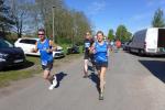 Daniel Wuwer und Kirsten Geist (v.l.) nach dem Start des Gommeraner Seenlaufs. Mit „Ladys first!“ hat Wuwer nach fast zehn Kilometern der Vereinskollegin den Vortritt gelassen.  