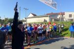 Die Weinprinzessin gibt den Startschuss &uuml;ber die 17-Kilometer-Distanz