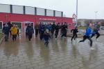 Start und Ziel  f&uuml;r die 50 L&auml;ufer befand sich an der Salzland-Sporthalle der Bode-Stadt.