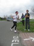 'Lauf, Sabine, du hast es gleich geschafft.' - In 48:45 Minuten war dann der 10 km lange Lauf f&uuml;r sie mit Platz 5 beendet.