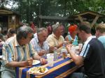 Beim anschliessenden Grillfest schmeckte es wie hier dem Vereinsvorsitzenden und den Tennisspielern auch allen anderen Triathleten, Läufern und ihrem Anhang. Beim anschliessenden Grillfest schmeckte es wie hier dem Vereinsvorsitzenden und den Tennisspielern auch allen anderen Triathleten, Läufern und ihrem Anhang.