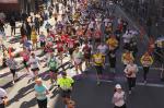 F&uuml;r jeden L&auml;ufer (und manchen Triathleten) ist es das Gr&ouml;&szlig;te, einmal am New York Marathon teilzunehmen. Michael Barteld erf&uuml;llte sich diesen Lebenstraum (Bildmitte mit roter Hose).