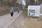 Rasant ging es die Zufahrtsstra&szlig;e von der Burgruine wieder hinab. Kurzdistanzl&auml;ufer wie Claudia Meier (Startnummer 1100) durften links zur&uuml;ck in Richtung Sportforum laufen, f&uuml;r die beiden anderen Strecken ging es rechts in den Wald zu den n&auml;chsten Anstiegen.