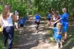 W&auml;hrend die Kurzstreckenl&auml;ufer bereits ihre Ziellinie &uuml;berquert haben, werden die restlichen Bode-Runners jubelnd empfangen. Nur noch 600 Meter bis zum Ziel f&uuml;r Sabine B&ouml;rner.