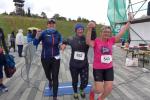 : „Geschafft!“ Das waren lange, stürmische und nasse 21,1 Kilometer entlang des Geiseltalsees. Umso mehr freute sich Kathleen Mahler (l.) über die nette Begleitung unterwegs und über die heiße Dusche, die im Ziel auf die Finisher wartete. : „Geschafft!“ Das waren lange, stürmische und nasse 21,1 Kilometer entlang des Geiseltalsees. Umso mehr freute sich Kathleen Mahler (l.) über die nette Begleitung unterwegs und über die heiße Dusche, die im Ziel auf die Finisher wartete.