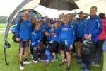 Gro&szlig;er Platzregen beim Seelandlauf in Schadeleben, daher „platzt“ das Zelt mit den schutzsuchenden Bode-Runners der Gaensefurther Sportbewegung auch aus allen N&auml;hten. Mal ein ganz anderes Gruppenbild vor dem Start &uuml;ber f&uuml;nf oder zehn Kilometer.