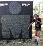 Stefanie mit Finishershirt und Medaille vor dem Aufsteller mit allen Teilnehmernamen. Stefanie mit Finishershirt und Medaille vor dem Aufsteller mit allen Teilnehmernamen.