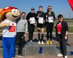 Lina Epperlein (Mitte) war die große Gewinnerin über den ¾ Marathon beim17. Herrenkrugparklauf in Magdeburg. Auf Platz zwei lief Angela Gukasjan (li.) vom HSV Medizin Magdeburg, Dritte wurde Annika Wallstab (WunschTeam, re.).