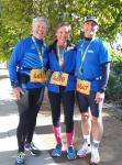 Harald und Christa Fümel sowie Thomas Braun (v.l.) waren über zehn Kilometer unterwegs. Nach dem Zieleinlauf gab es die begehrten Spreewaldgurken als Medaille.