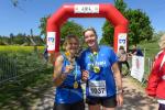 Nicht nur eine Medaille – auch eine Rose zum Muttertag – zauberte hier Kisten Geist und Anke Delius ein Lächeln in das Gesicht (v.l.)