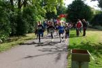 Start-Ziellauf für Emily Siebert beim 2,3 Kilometer langen Kinderlauf.
265: Ein „Hallo“ von Francesco Navarra an den Fotografen oder die Anzahl Runden die der Bode-Runner schon gelaufen war? Ganze fünf Runden mussten absolviert werden. Wer am Ende eine zu wenig hatte, wurde disqualifiziert, da war mitzählen unbedingt angesagt!
