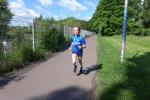 Start-Ziellauf für Emily Siebert beim 2,3 Kilometer langen Kinderlauf.
265: Ein „Hallo“ von Francesco Navarra an den Fotografen oder die Anzahl Runden die der Bode-Runner schon gelaufen war? Ganze fünf Runden mussten absolviert werden. Wer am Ende eine zu wenig hatte, wurde disqualifiziert, da war mitzählen unbedingt angesagt!
