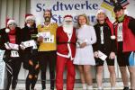 Silvio Kelle (3.v.l.) und Heidi Schwenke (3.v.r.) gewannen den ersten Platz beim Kostümwettbewerb. Außerdem wurden Irina Hohmann, Anke Wahl (MEDIASPORTS Leipzig) sowie Thoralf Blättermann (RTC Bernburg) und Henrik Böhme (FSV Nelben) für ihre Verkleidungen ausgezeichnet. Silvio Kelle (3.v.l.) und Heidi Schwenke (3.v.r.) gewannen den ersten Platz beim Kostümwettbewerb. Außerdem wurden Irina Hohmann, Anke Wahl (MEDIASPORTS Leipzig) sowie Thoralf Blättermann (RTC Bernburg) und Henrik Böhme (FSV Nelben) für ihre Verkleidungen ausgezeichnet.