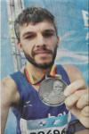 &Uuml;ber seine neue pers&ouml;nliche Bestzeit und eine tolle Medaille freut sich Rinaldo Schielke.