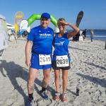 Die Berlin-Marathonl&auml;uferin Kirsten Geist lief beim 12. Kap-Arkona-Lauf auf der Halbmarathondistanz „aus“ (hier vor dem Start mit Vereinskollege Olaf Bothe). Berichtet wurde, dass ein rauer Gegenwind das Vorankommen vom Kap zur&uuml;ck in den Zielort Juliusruh enorm erschwert hatte.     