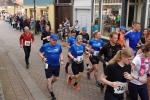 Ein Teil der Strecke f&uuml;hrte nach dem Start auch f&uuml;r Olaf Bothe, Nancy Bothe sowie Verena Hildebrand (blaue T-Shirts) durch das kleine Harzst&auml;dtchen.