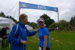 Anerkennung f&uuml;r die Leistung von Petra Becker von Teamkollegin Renate Liedtke, die auf der 10 Kilometer-Distanz unterwegs war. 