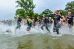 Start der 1. Welle mit Olaf Moch in gr&uuml;ner Badekappe
