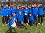 Fast alle Bode-Runners der Gaensefurther Sportbewegung schafften es zum obligatorischen Gruppenfoto vor dem 41. Einetallauf in Aschersleben. Diesmal lachte mit den L&auml;ufern auch die Sonne: Olaf Bothe, Oliver Klepsch, Kathleen Mahler, Josef Hindricks, B&auml;rbel Lallecke, Dirk und Claudia Meier, Katrin Winkler-Hindricks, Cornelia G&uuml;nther, Anke Delius, Christa F&uuml;mel, Marc Kr&uuml;ger, Kirsten Geist, Tom Kr&uuml;ger, Jens Schlottag, Rinaldo Schielke (o.v.l.), Sandra Homann, J&uuml;rgen G&uuml;nther, Harald F&uuml;mel und Nicole Schlottag (u.v.l.)