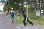 Sabine B&ouml;rner lie&szlig; es sich nicht nehmen, den Lauf der Vereinskollegen vom Stra&szlig;enrand aus zu verfolgen, wie hier Thomas Vetter, der zum Schluss Platz 4 in MK40 belegte. 