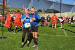 Christa und Harald F&uuml;mel nach 21,1 Kilometer &uuml;bergl&uuml;cklich im Ziel des M&uuml;nchner Olympiastadions 