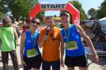 Finish nach 53 und 33 Kilometern in den Beinen und was f&uuml;r eine &Uuml;berraschung: Adi von „Mach mit, mach`s nach, mach`s besser!“ empf&auml;ngt Sabine B&ouml;rner und Renate Liedtke (v.l.) pers&ouml;nlich im Ziel.