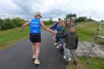 Die Kinderh&auml;nde hatten zum Seelandlauf viele L&auml;ufer abzuklatschen. Dar&uuml;ber freut sich auch Petra Becker, die jetzt Sch&auml;fer hei&szlig;t und sich am Concordiasee in ihrer Altersklasse W55 den dritten Platz erlief.