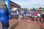 Wie bei den Profis: Wettkampfeinweisung f&uuml;r die 800 Meter vom Organisator Sven Projahn vom SV Germania Tangerh&uuml;tte.