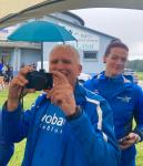Gewusst wie! So kann der laufende Fotograf Jens-Uwe B&ouml;rner seine Kamera auch bei Regenwetter mit Mini-Regenschirm einsetzen.