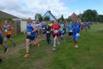 Massenstart &uuml;ber sechs und 10,8 Kilometer durch die Magdeburger B&ouml;rde (vorn Nicky Bergholz)