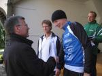 Die Gl&uuml;ckw&uuml;nsche f&uuml;r den Sieg in Altersklasse M35 nimmt Torsten Blauwitz entgegen.
