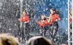 Ein kr&auml;ftiger Regenschauer beim Salzlandfest kann die T&auml;nzerinnen nicht aus dem Konzept bringen. Foto: Volksstimme
