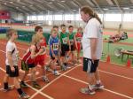 Letzte Instruktionen f&uuml;r die Teilnehmer des 400m Laufes mit Lukas Ladehoff (blaues T-shirt.)