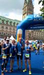 Im Ziel abgekommen! André und Kirsten Geist, Paul Th&uuml;ne und Jens-Uwe B&ouml;rner von der Gaensefurther Sportbewegung &uuml;bergl&uuml;cklich auf dem Hamburger Rathausplatz (v.l.).
