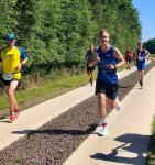Daniel Bierbach (re.) ben&ouml;tigte f&uuml;r die 11,5 Kilometer in Schackensleben nur 51:52 Minuten und war damit schnellster L&auml;ufer der Gaensefurther. 